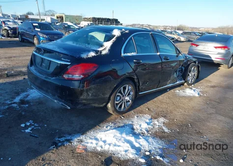 2015 Mercedes-Benz C 300 4Matic z USA, uszkodzony, nr VIN 55SWF4KB0FU007747